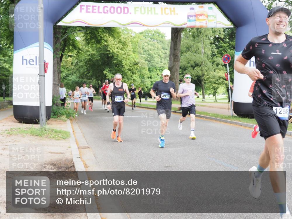 29.06.2025 - hella hamburg halbmarathon MichiJ http://msf.ph/oto/8201979 29.06.2025 10:21:41 Zwischen KM18-KM19 51, 6358, 7793, 10484, 10876, 11169, 11370, 12987, 15826, 16957, 18099 meine-sportfotos.de