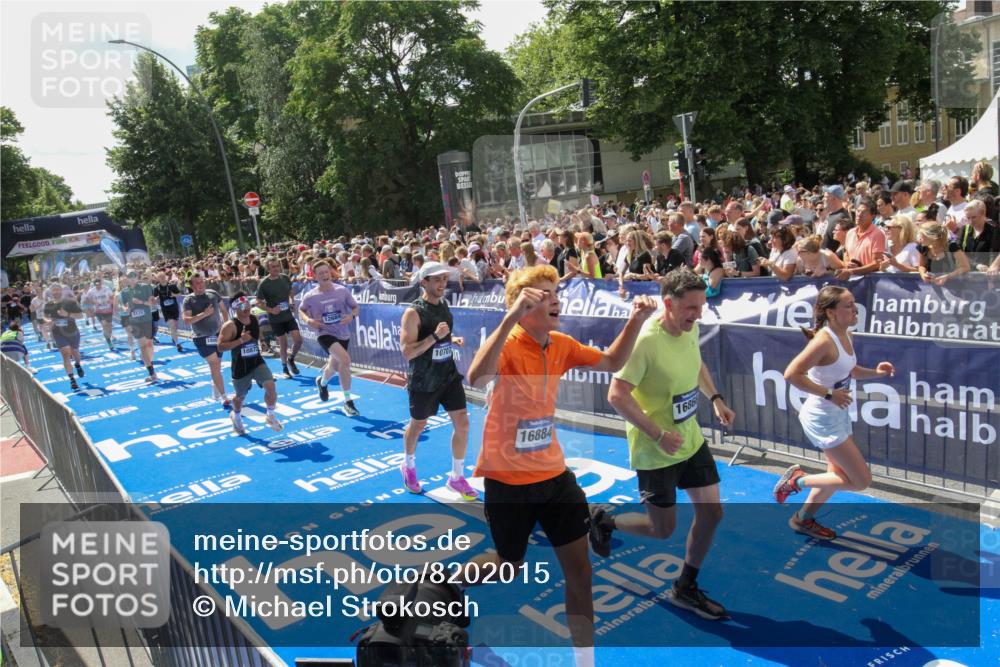 29.06.2025 - hella hamburg halbmarathon Michael Strokosch http://msf.ph/oto/8202015 29.06.2025 11:36:53 Ziel 2132, 5560, 7764, 7778, 10210, 10707, 10872, 11843, 12684, 12892, 13103, 13375, 14179, 15032, 15885, 16304, 16578, 16866, 16884, 17305, 17307, 18002, 19230 meine-sportfotos.de