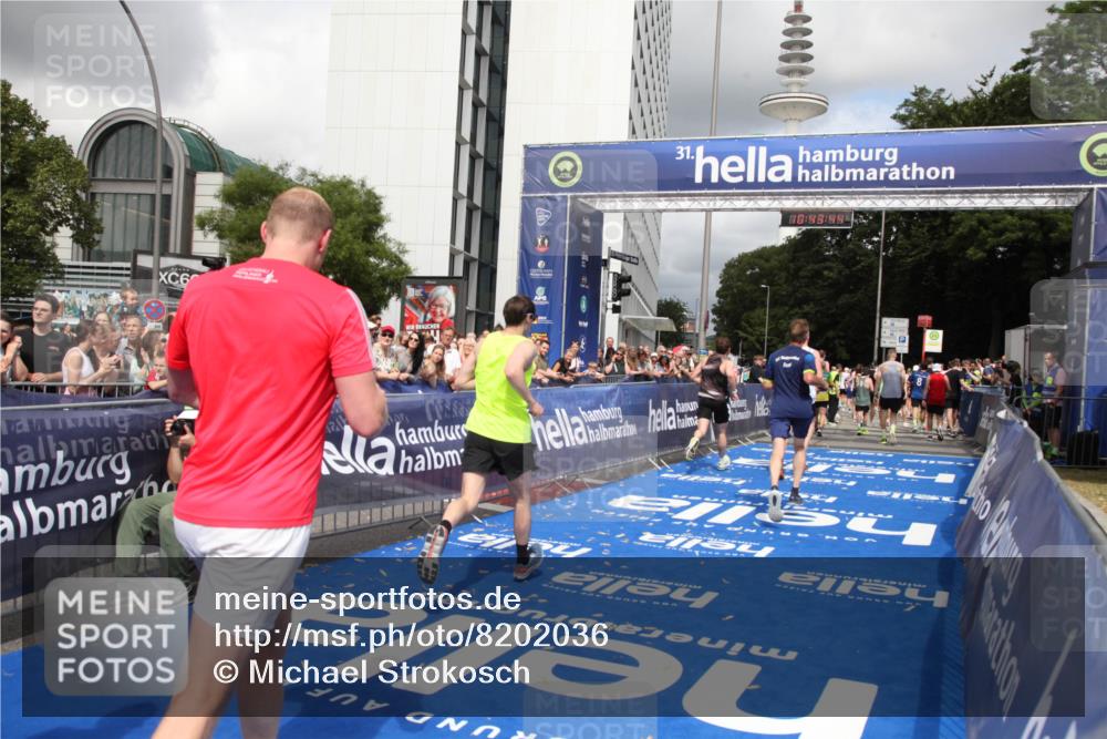 29.06.2025 - hella hamburg halbmarathon Michael Strokosch http://msf.ph/oto/8202036 29.06.2025 10:43:43 Ziel 3116, 4318, 6903, 9114, 13421, 13996, 14201, 14210, 14690, 15328, 15932, 17912, 18449 meine-sportfotos.de