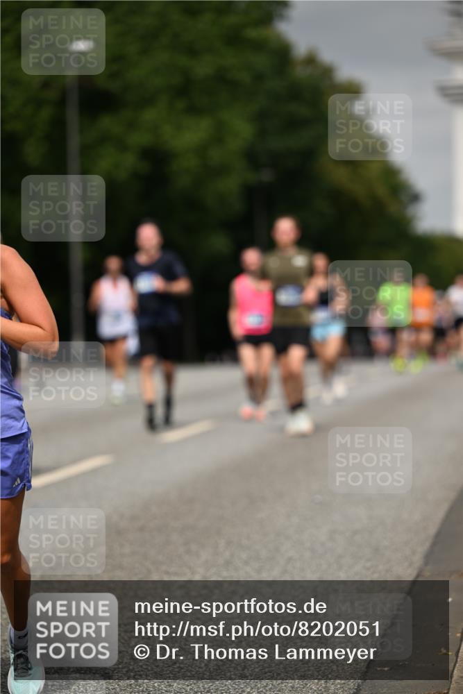 29.06.2025 - hella hamburg halbmarathon Dr. Thomas Lammeyer http://msf.ph/oto/8202051 29.06.2025 10:11:47 Kennedybrücke 1173, 1893, 1993, 2032, 2136, 3328, 3929, 4262, 5242, 5899, 6196, 6517, 6518, 6707, 6713, 6715, 6833, 7476, 7503, 7760, 8585, 9338, 9967, 10700 meine-sportfotos.de