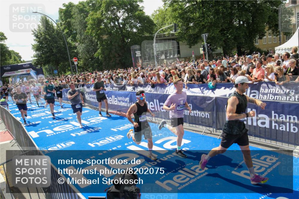 29.06.2025 - hella hamburg halbmarathon Michael Strokosch http://msf.ph/oto/8202075 29.06.2025 11:36:54 Ziel 2132, 5829, 5830, 7764, 7778, 10210, 10707, 10872, 11843, 12684, 12892, 13103, 13375, 14179, 15032, 15304, 15885, 16304, 16578, 16866, 16884, 17305, 17307, 18002, 19230 meine-sportfotos.de