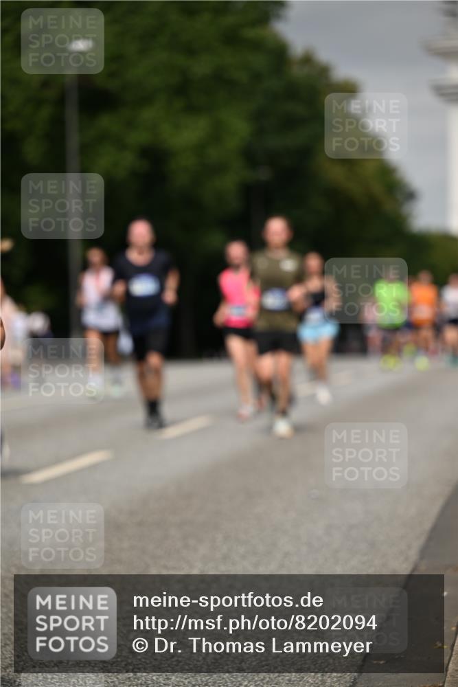 29.06.2025 - hella hamburg halbmarathon Dr. Thomas Lammeyer http://msf.ph/oto/8202094 29.06.2025 10:11:47 Kennedybrücke 1173, 1893, 1993, 2032, 2136, 3328, 3929, 4262, 5242, 5899, 6196, 6517, 6518, 6707, 6713, 6715, 6833, 7476, 7503, 7760, 8585, 9338, 9967, 10700 meine-sportfotos.de
