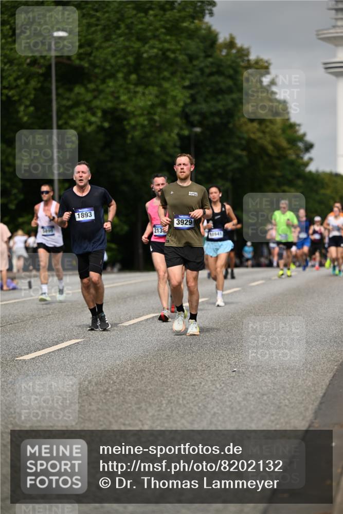 29.06.2025 - hella hamburg halbmarathon Dr. Thomas Lammeyer http://msf.ph/oto/8202132 29.06.2025 10:11:48 Kennedybrücke 1173, 1893, 1993, 2032, 2136, 3328, 3929, 4262, 5242, 5899, 6196, 6517, 6518, 6707, 6713, 6715, 6833, 7476, 7503, 7760, 8585, 9338, 9967, 10700 meine-sportfotos.de