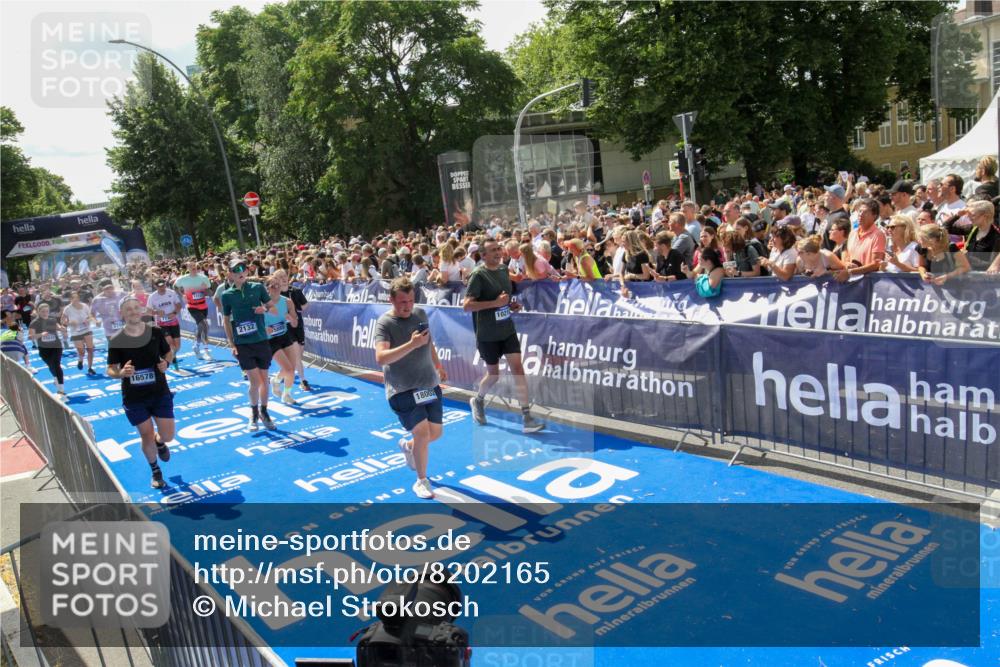 29.06.2025 - hella hamburg halbmarathon Michael Strokosch http://msf.ph/oto/8202165 29.06.2025 11:36:55 Ziel 2132, 5829, 5830, 6171, 6329, 7764, 7778, 10210, 10872, 12684, 12892, 13103, 13375, 14179, 15032, 15304, 15331, 15885, 16304, 16578, 17305, 17307, 17789, 18002, 19230 meine-sportfotos.de
