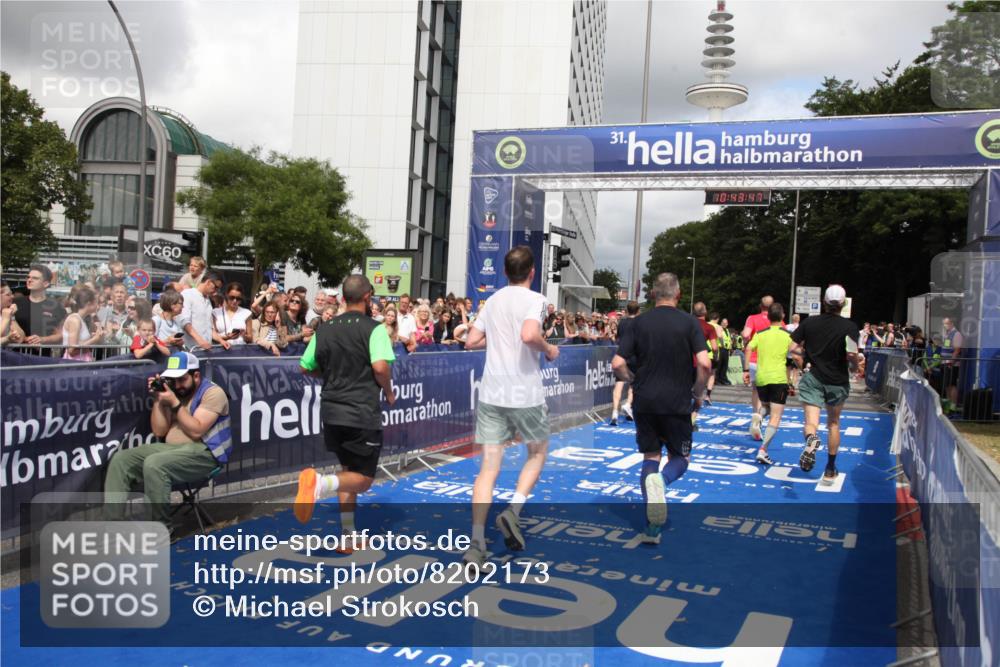 29.06.2025 - hella hamburg halbmarathon Michael Strokosch http://msf.ph/oto/8202173 29.06.2025 10:43:46 Ziel 1976, 3116, 4318, 6903, 6991, 9114, 9159, 11153, 11848, 13421, 14201, 14210, 14690, 15328, 15932, 16105, 17912, 18449, 19090 meine-sportfotos.de