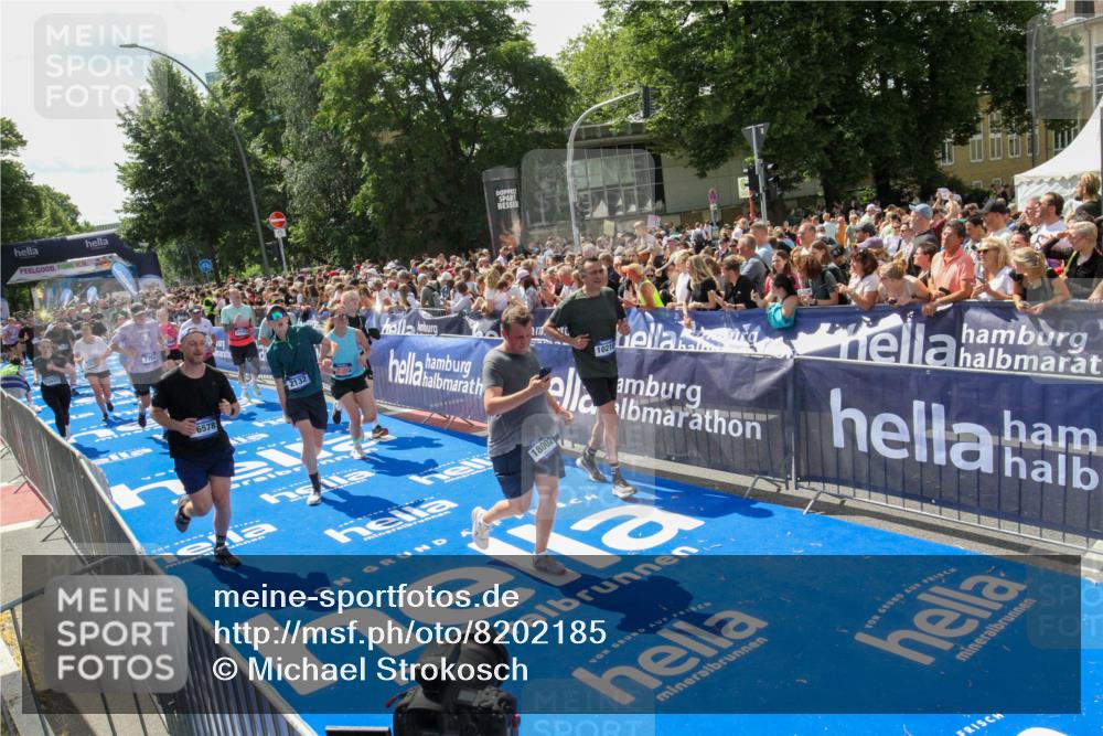 29.06.2025 - hella hamburg halbmarathon Michael Strokosch http://msf.ph/oto/8202185 29.06.2025 11:36:56 Ziel 2132, 5829, 5830, 6171, 6329, 7764, 7778, 10210, 12892, 13103, 13375, 14179, 15032, 15304, 15331, 15885, 16304, 16578, 17305, 17307, 17789, 18002, 19230 meine-sportfotos.de