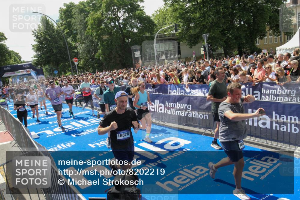 29.06.2025 - hella hamburg halbmarathon Michael Strokosch http://msf.ph/oto/8202219 29.06.2025 11:36:57 Ziel 2132, 4316, 5829, 5830, 6171, 6329, 7764, 7778, 10210, 11676, 12555, 12892, 13103, 13375, 14179, 15032, 15304, 15331, 15885, 16304, 16578, 17305, 17307, 17789, 18002, 19230 meine-sportfotos.de