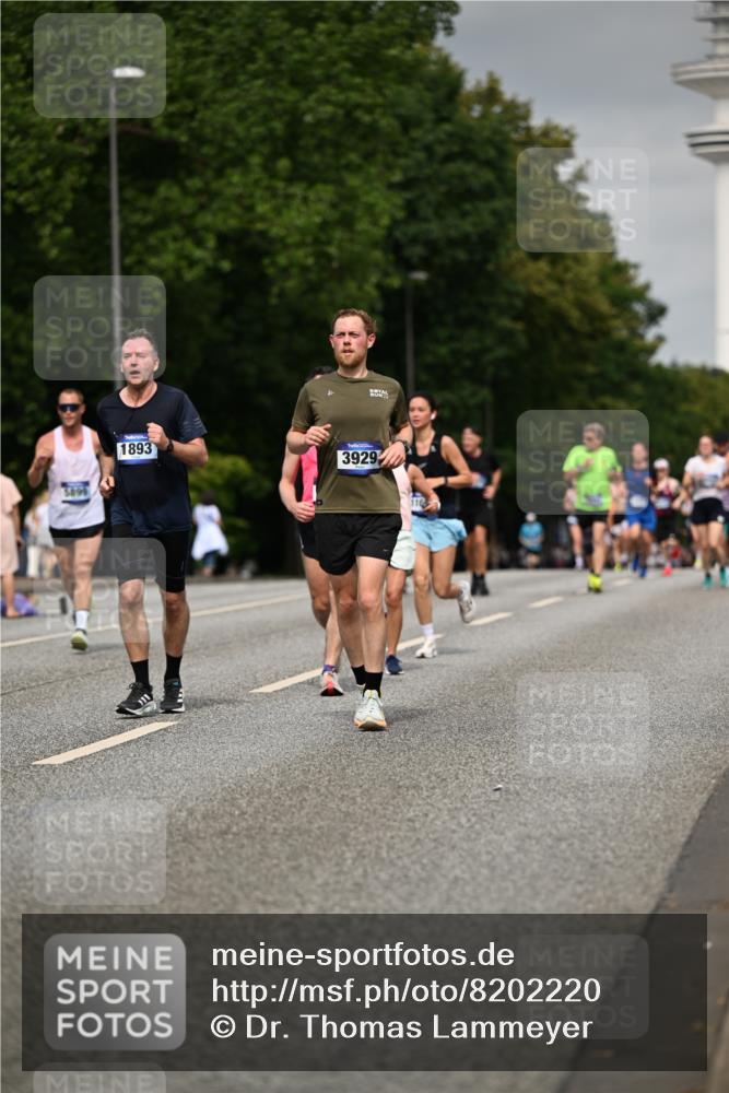 29.06.2025 - hella hamburg halbmarathon Dr. Thomas Lammeyer http://msf.ph/oto/8202220 29.06.2025 10:11:48 Kennedybrücke 1173, 1893, 1993, 2032, 2136, 3328, 3929, 4262, 5242, 5899, 6196, 6517, 6518, 6707, 6713, 6715, 6833, 7476, 7503, 7760, 8585, 9338, 9967, 10700 meine-sportfotos.de