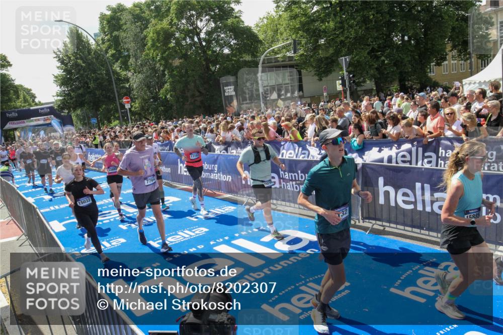 29.06.2025 - hella hamburg halbmarathon Michael Strokosch http://msf.ph/oto/8202307 29.06.2025 11:36:58 Ziel 2132, 4316, 4884, 5829, 5830, 6171, 6329, 7764, 7778, 10210, 11676, 12555, 12892, 13103, 13375, 14179, 15032, 15304, 15331, 15885, 16304, 16578, 17305, 17307, 17789, 19230 meine-sportfotos.de