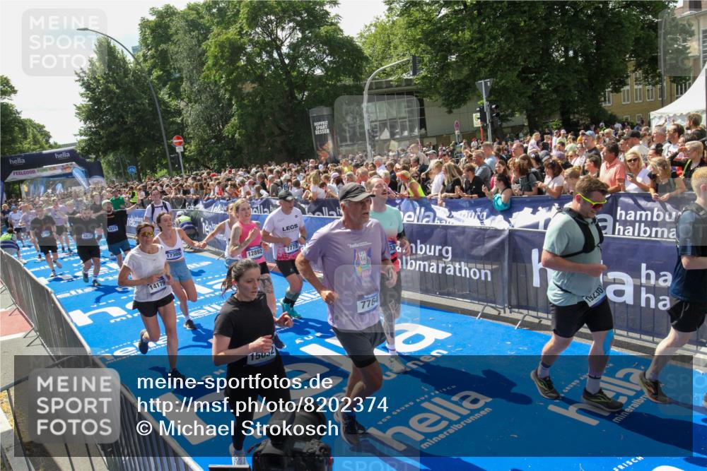 29.06.2025 - hella hamburg halbmarathon Michael Strokosch http://msf.ph/oto/8202374 29.06.2025 11:36:59 Ziel 2132, 4316, 4884, 5829, 5830, 6171, 6329, 6365, 7764, 7778, 11676, 12555, 12892, 13103, 13375, 14179, 15032, 15304, 15331, 16304, 17305, 17307, 17789, 19230 meine-sportfotos.de