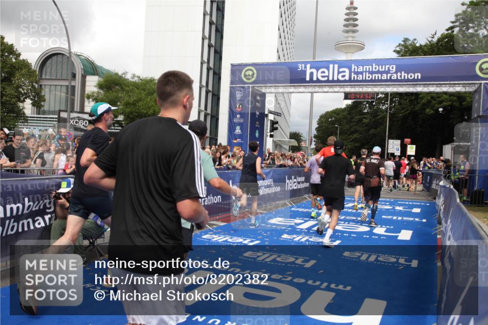 29.06.2025 - hella hamburg halbmarathon Michael Strokosch http://msf.ph/oto/8202382 29.06.2025 10:43:51 Ziel 1976, 3437, 5624, 5692, 6903, 6991, 7185, 9043, 9159, 9374, 11153, 11778, 11848, 13897, 14201, 14210, 15512, 16062, 16105, 18650, 19090 meine-sportfotos.de