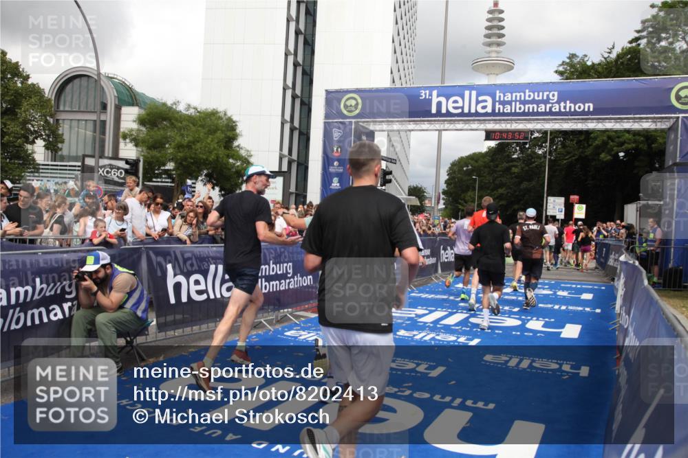 29.06.2025 - hella hamburg halbmarathon Michael Strokosch http://msf.ph/oto/8202413 29.06.2025 10:43:51 Ziel 1976, 3437, 5624, 5692, 6903, 6991, 7185, 9043, 9159, 9374, 11153, 11778, 11848, 13897, 14201, 14210, 15512, 16062, 16105, 18650, 19090 meine-sportfotos.de