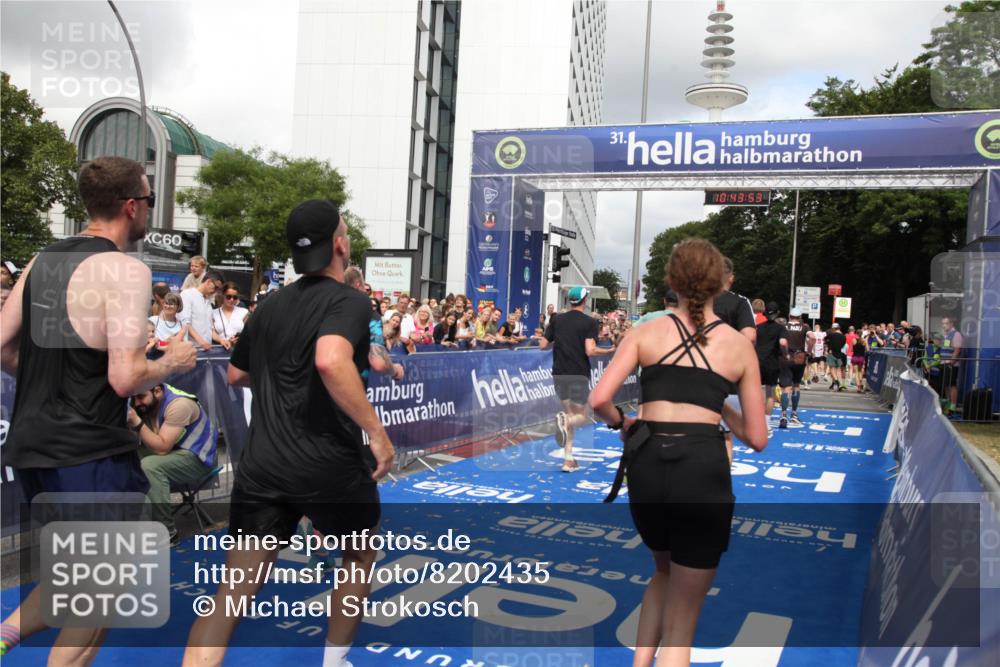29.06.2025 - hella hamburg halbmarathon Michael Strokosch http://msf.ph/oto/8202435 29.06.2025 10:43:52 Ziel 1976, 3437, 3697, 5624, 5692, 6991, 7185, 9043, 9159, 9374, 11153, 11778, 11848, 13897, 14861, 15512, 16062, 16105, 18650, 19090 meine-sportfotos.de