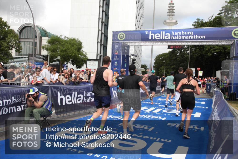 29.06.2025 - hella hamburg halbmarathon Michael Strokosch http://msf.ph/oto/8202446 29.06.2025 10:43:53 Ziel 1976, 3437, 3697, 3907, 5624, 5692, 6991, 7185, 9043, 9159, 9374, 10493, 11153, 11778, 11809, 11848, 12966, 13897, 14861, 15512, 16062, 16105, 18650, 18678, 19090 meine-sportfotos.de