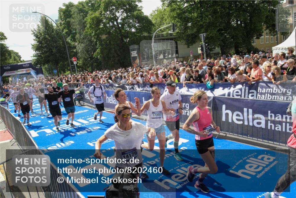 29.06.2025 - hella hamburg halbmarathon Michael Strokosch http://msf.ph/oto/8202460 29.06.2025 11:37:00 Ziel 3660, 4316, 4884, 5829, 5830, 6171, 6329, 6365, 7749, 7764, 7778, 11676, 11988, 12555, 12892, 13103, 13375, 14179, 15032, 15171, 15304, 15331, 16304, 17305, 17307, 17789, 19230 meine-sportfotos.de