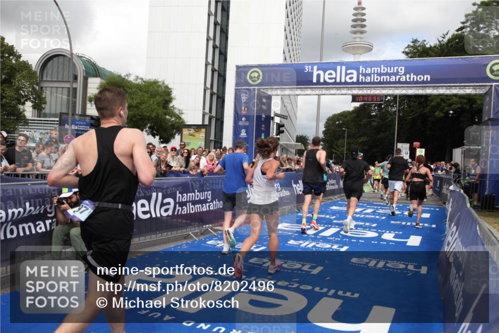 29.06.2025 - hella hamburg halbmarathon Michael Strokosch http://msf.ph/oto/8202496 29.06.2025 10:43:54 Ziel 1976, 3437, 3697, 3907, 5624, 5692, 7185, 8145, 9043, 9159, 9374, 10493, 11153, 11778, 11809, 11848, 12966, 13897, 14861, 15512, 16062, 16105, 17376, 18650, 18678 meine-sportfotos.de