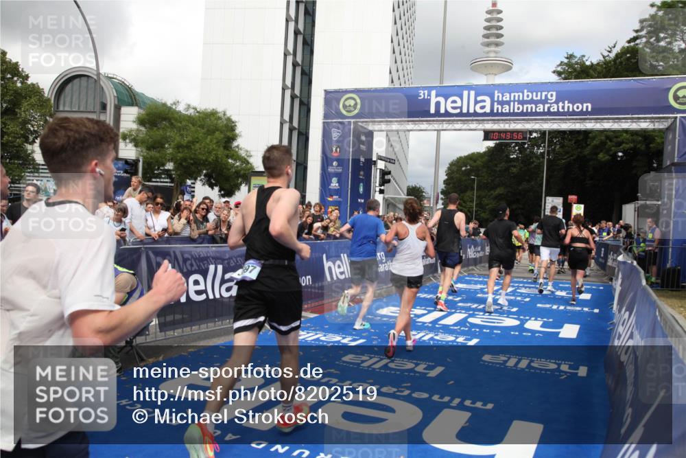 29.06.2025 - hella hamburg halbmarathon Michael Strokosch http://msf.ph/oto/8202519 29.06.2025 10:43:54 Ziel 1976, 3437, 3697, 3907, 5624, 5692, 7185, 8145, 9043, 9159, 9374, 10493, 11153, 11778, 11809, 11848, 12966, 13897, 14861, 15512, 16062, 16105, 17376, 18650, 18678 meine-sportfotos.de