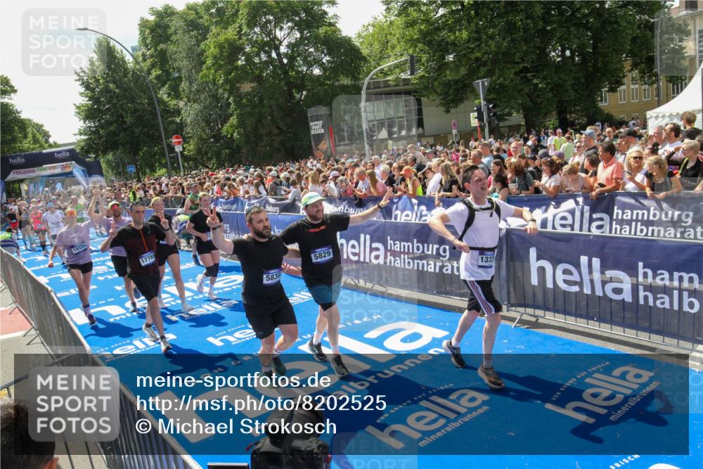 29.06.2025 - hella hamburg halbmarathon Michael Strokosch http://msf.ph/oto/8202525 29.06.2025 11:37:01 Ziel 3660, 4316, 4884, 5829, 5830, 6171, 6329, 6365, 7749, 7778, 11676, 11988, 12472, 12555, 12892, 13375, 15171, 15304, 15331, 16129, 17305, 17307, 17789 meine-sportfotos.de
