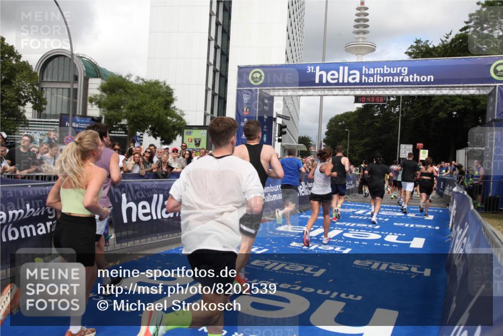 29.06.2025 - hella hamburg halbmarathon Michael Strokosch http://msf.ph/oto/8202539 29.06.2025 10:43:55 Ziel 3437, 3697, 3907, 5624, 5692, 7185, 8145, 9043, 9374, 10493, 11153, 11778, 11809, 11848, 12966, 13897, 14861, 15512, 16062, 16549, 17376, 17403, 18650, 18678 meine-sportfotos.de