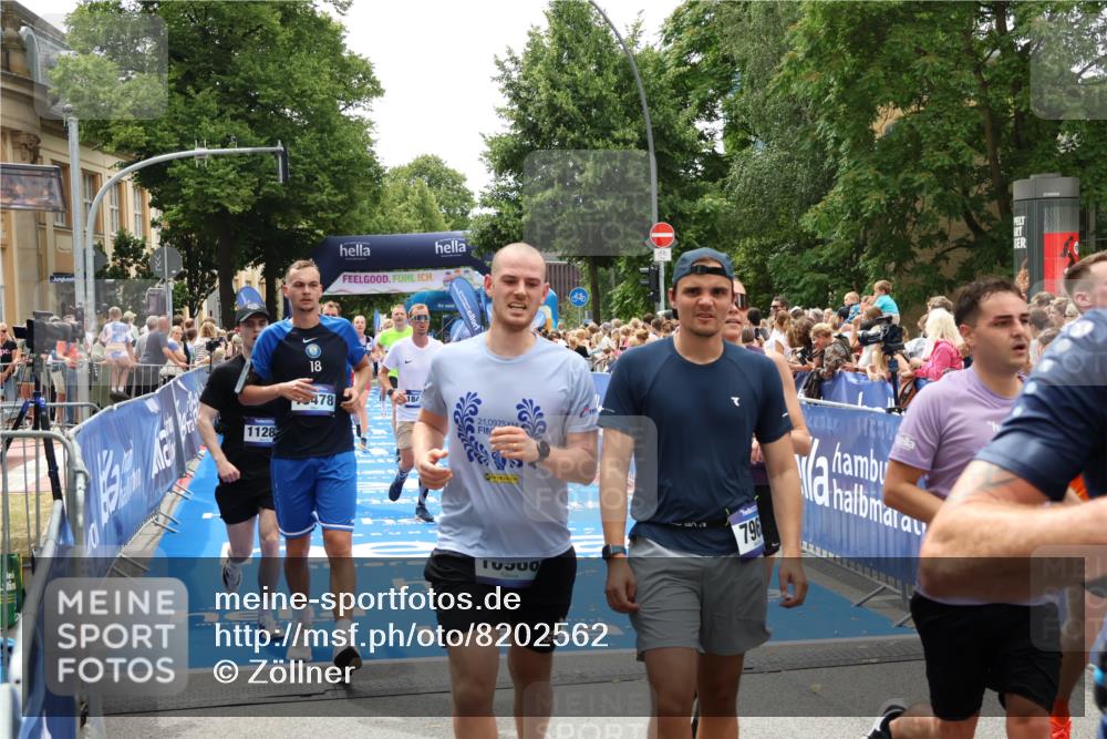 29.06.2025 - hella hamburg halbmarathon Zöllner http://msf.ph/oto/8202562 29.06.2025 10:47:49 Ziel 2340, 2708, 5915, 8564, 10988, 11283, 11961, 12679, 13948, 14383, 15478, 16205, 17229, 18356, 18430 meine-sportfotos.de