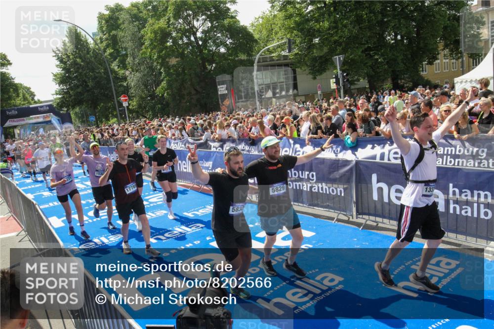 29.06.2025 - hella hamburg halbmarathon Michael Strokosch http://msf.ph/oto/8202566 29.06.2025 11:37:02 Ziel 1160, 2496, 3660, 4316, 4884, 5747, 5829, 5830, 6171, 6329, 6365, 7749, 7750, 7778, 9819, 11676, 11988, 12472, 12555, 13375, 15171, 15304, 15331, 16129, 17789 meine-sportfotos.de
