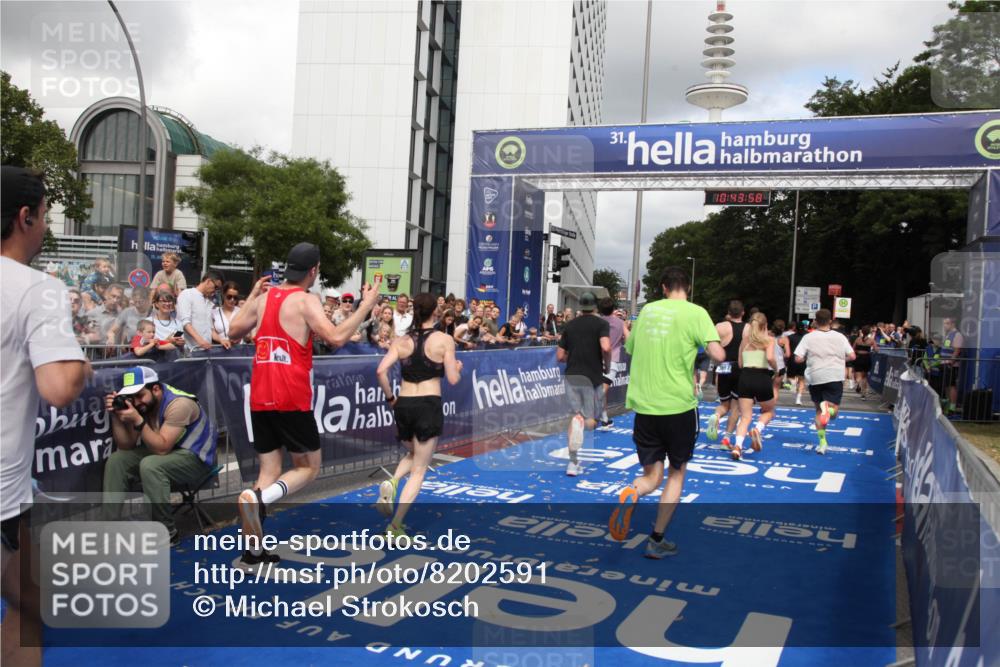 29.06.2025 - hella hamburg halbmarathon Michael Strokosch http://msf.ph/oto/8202591 29.06.2025 10:43:57 Ziel 3437, 3697, 3907, 5624, 5692, 7185, 8063, 8145, 9043, 9374, 10493, 11778, 11809, 12438, 12966, 13897, 14861, 16549, 17376, 17403, 18650, 18678 meine-sportfotos.de