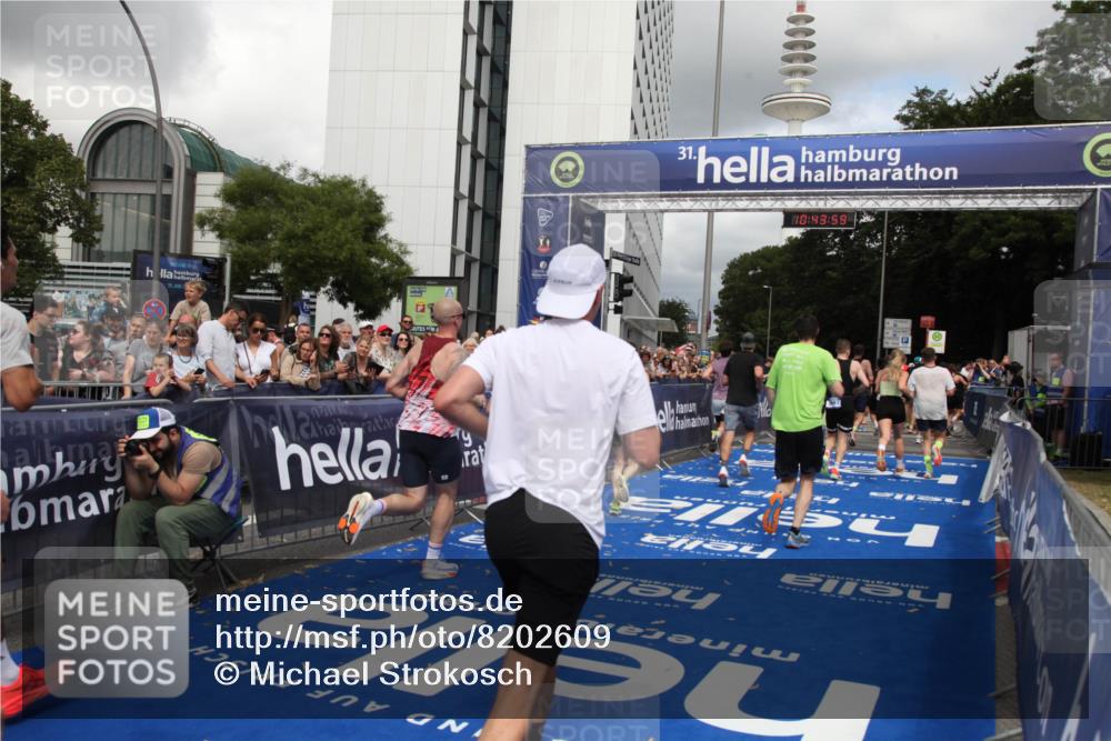 29.06.2025 - hella hamburg halbmarathon Michael Strokosch http://msf.ph/oto/8202609 29.06.2025 10:43:58 Ziel 3437, 3697, 3907, 5624, 5692, 8063, 8145, 8900, 9043, 9374, 10493, 10596, 11809, 12438, 12966, 13897, 14861, 16549, 17376, 17403, 18650, 18678 meine-sportfotos.de