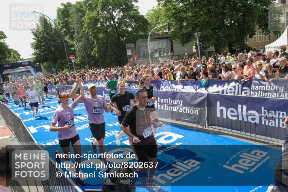 29.06.2025 - hella hamburg halbmarathon Michael Strokosch http://msf.ph/oto/8202637 29.06.2025 11:37:03 Ziel 1159, 1160, 2496, 3053, 3660, 4316, 4884, 5747, 5829, 5830, 6171, 6329, 6365, 7749, 7750, 9819, 11676, 11988, 12472, 12555, 15171, 15304, 15331, 16129, 17789 meine-sportfotos.de