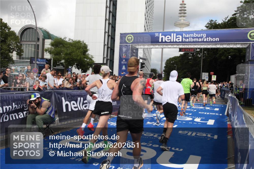 29.06.2025 - hella hamburg halbmarathon Michael Strokosch http://msf.ph/oto/8202651 29.06.2025 10:43:58 Ziel 3437, 3697, 3907, 5624, 5692, 8063, 8145, 8900, 9043, 9374, 10493, 10596, 11809, 12438, 12966, 13897, 14861, 16549, 17376, 17403, 18650, 18678 meine-sportfotos.de