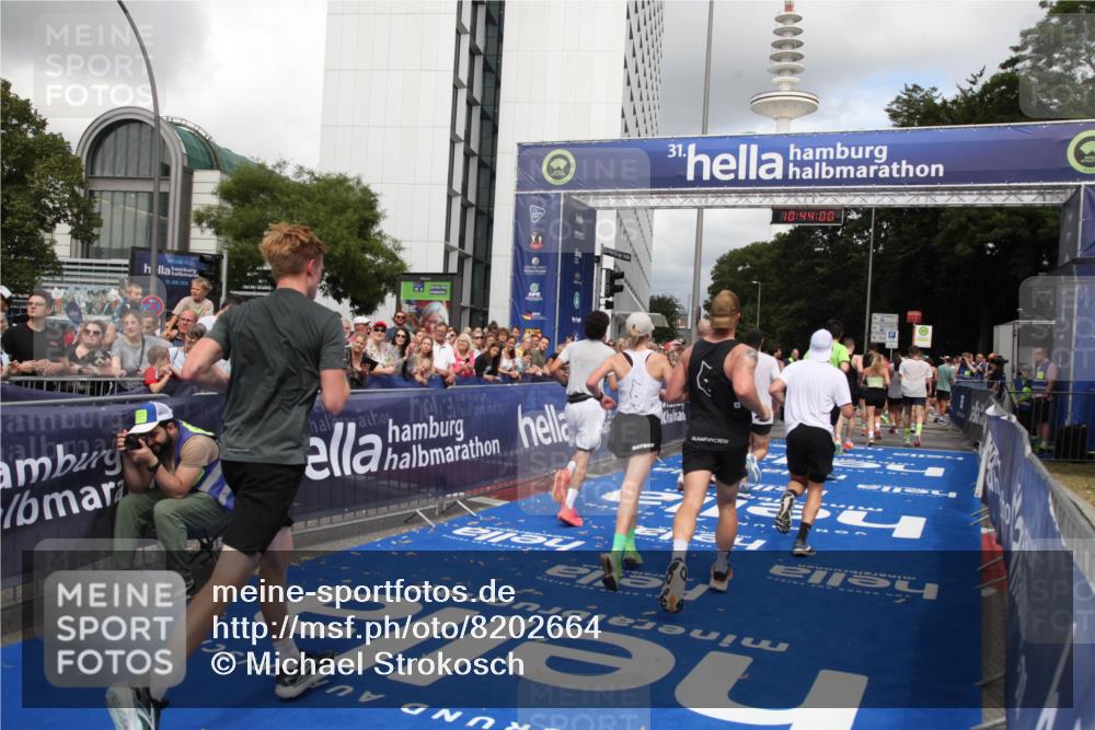 29.06.2025 - hella hamburg halbmarathon Michael Strokosch http://msf.ph/oto/8202664 29.06.2025 10:43:59 Ziel 3697, 3907, 4981, 5624, 5692, 8063, 8145, 8900, 9043, 10493, 10596, 11809, 12438, 12966, 14861, 15383, 16549, 17376, 17403, 18678 meine-sportfotos.de