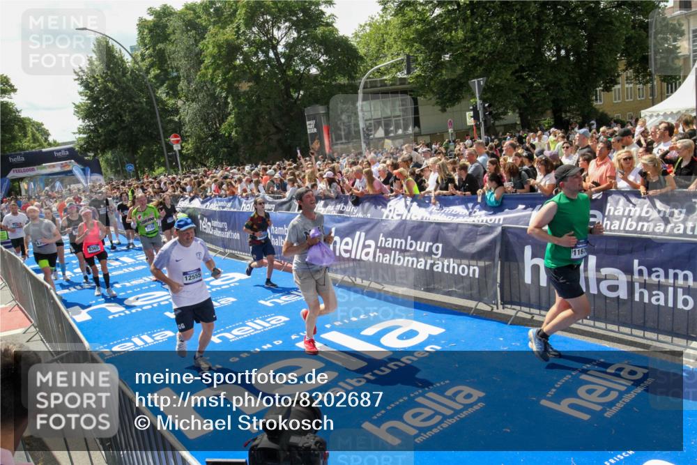 29.06.2025 - hella hamburg halbmarathon Michael Strokosch http://msf.ph/oto/8202687 29.06.2025 11:37:05 Ziel 1159, 1160, 1199, 2496, 3053, 3660, 4316, 4884, 5747, 5786, 6365, 7528, 7749, 7750, 9063, 9819, 11676, 11988, 12472, 12555, 13537, 14470, 15171, 16129 meine-sportfotos.de
