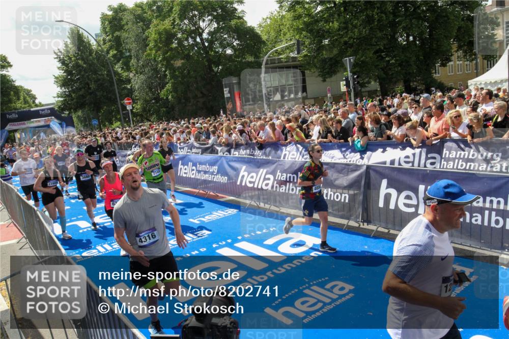 29.06.2025 - hella hamburg halbmarathon Michael Strokosch http://msf.ph/oto/8202741 29.06.2025 11:37:06 Ziel 1159, 1160, 1199, 2496, 3053, 3660, 4316, 4884, 5747, 5786, 6365, 7528, 7749, 7750, 9063, 9819, 11676, 11988, 12472, 12555, 13537, 14470, 15171, 16129 meine-sportfotos.de