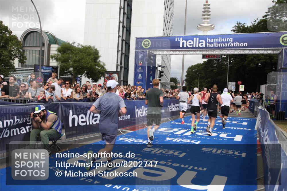 29.06.2025 - hella hamburg halbmarathon Michael Strokosch http://msf.ph/oto/8202747 29.06.2025 10:44:00 Ziel 3697, 3907, 4981, 5624, 8063, 8145, 8900, 9043, 10493, 10596, 11809, 12438, 12966, 14861, 15383, 16549, 17376, 17403, 18678 meine-sportfotos.de