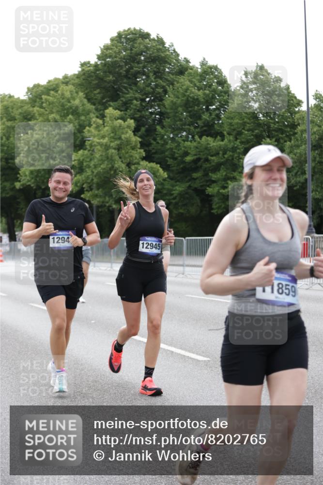 29.06.2025 - hella hamburg halbmarathon Jannik Wohlers http://msf.ph/oto/8202765 29.06.2025 10:25:36 Lombardsbrücke 1479, 4797, 5497, 6663, 8276, 8674, 10104, 10219, 11139, 11596, 11699, 11828, 11859, 12838, 12945, 12946, 14063, 14179, 14223, 14356, 14726, 17369, 19144 meine-sportfotos.de