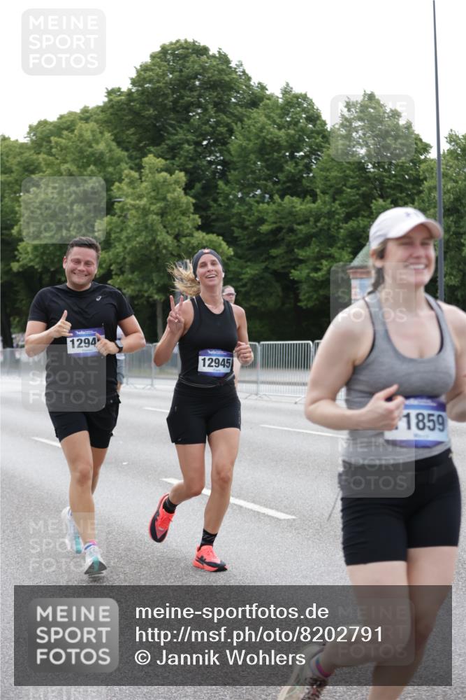 29.06.2025 - hella hamburg halbmarathon Jannik Wohlers http://msf.ph/oto/8202791 29.06.2025 10:25:36 Lombardsbrücke 1479, 4797, 5497, 6663, 8276, 8674, 10104, 10219, 11139, 11596, 11699, 11828, 11859, 12838, 12945, 12946, 14063, 14179, 14223, 14356, 14726, 17369, 19144 meine-sportfotos.de
