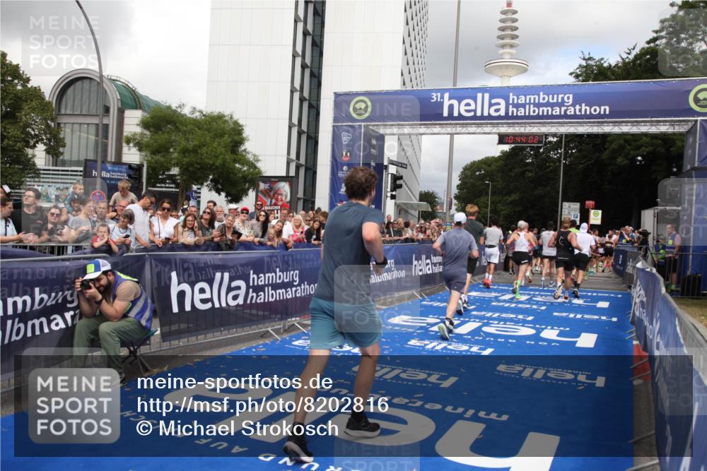 29.06.2025 - hella hamburg halbmarathon Michael Strokosch http://msf.ph/oto/8202816 29.06.2025 10:44:01 Ziel 3697, 3907, 4981, 8063, 8145, 8900, 10493, 10596, 11809, 12438, 12966, 14861, 15383, 16549, 17376, 17403, 17516, 18678 meine-sportfotos.de