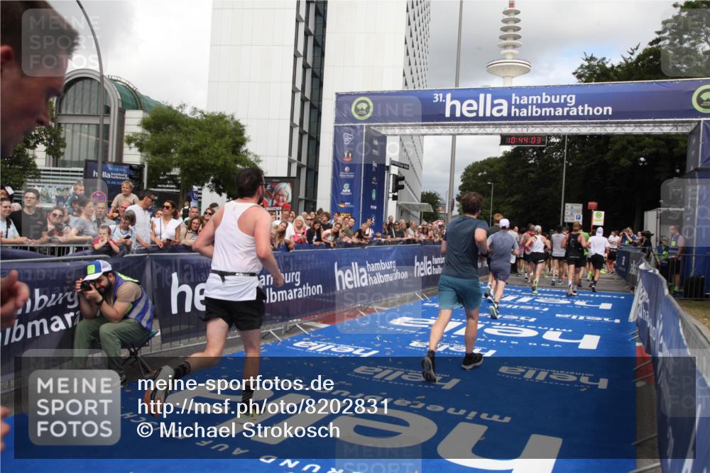 29.06.2025 - hella hamburg halbmarathon Michael Strokosch http://msf.ph/oto/8202831 29.06.2025 10:44:02 Ziel 1558, 3907, 4981, 6705, 8063, 8145, 8900, 9081, 10493, 10596, 11809, 12438, 12966, 15383, 16549, 17376, 17403, 17516, 18678 meine-sportfotos.de