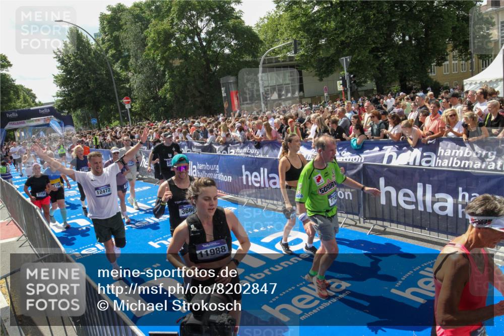 29.06.2025 - hella hamburg halbmarathon Michael Strokosch http://msf.ph/oto/8202847 29.06.2025 11:37:08 Ziel 1159, 1160, 1199, 2496, 3053, 3660, 3895, 5747, 5786, 6365, 7528, 7749, 7750, 9063, 9819, 11988, 12472, 13537, 14470, 15171, 16129, 16690, 18561 meine-sportfotos.de