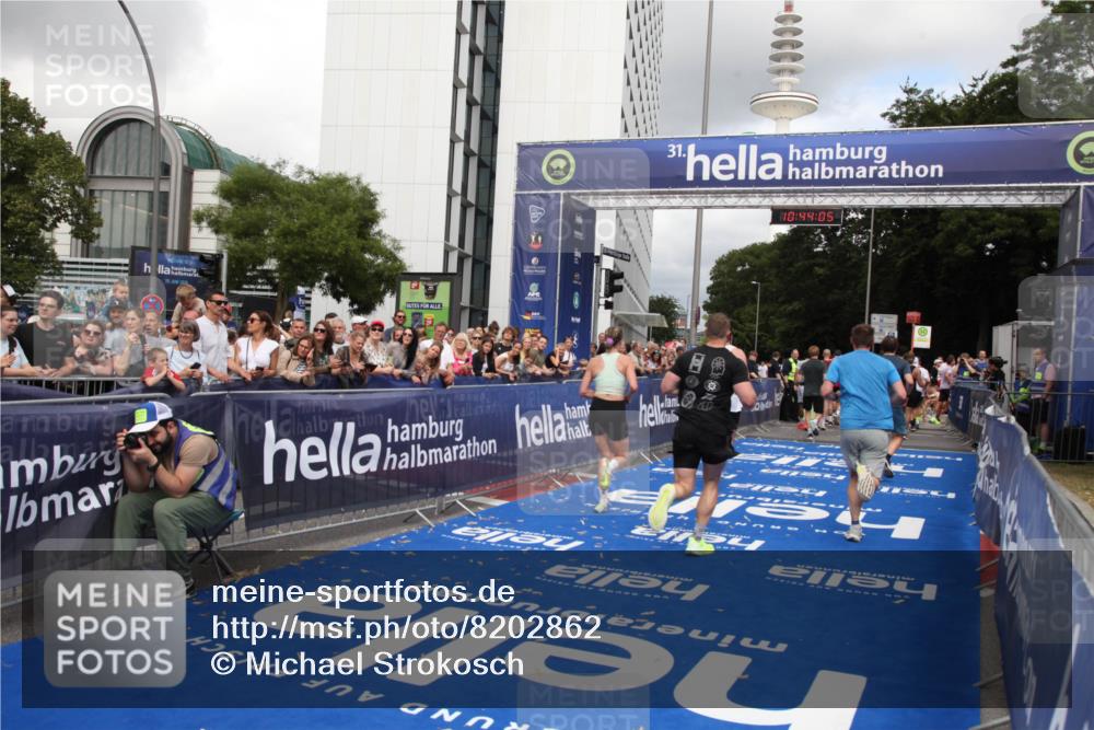 29.06.2025 - hella hamburg halbmarathon Michael Strokosch http://msf.ph/oto/8202862 29.06.2025 10:44:04 Ziel 1558, 4981, 6705, 8063, 8900, 9081, 10596, 11346, 12438, 15383, 16549, 17403, 17516, 17977 meine-sportfotos.de