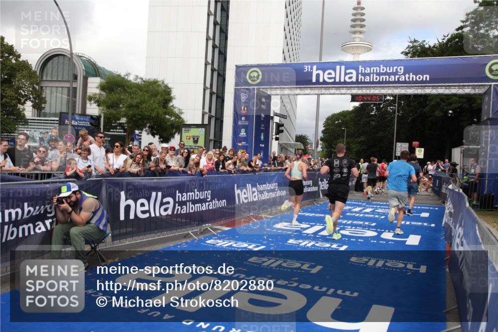29.06.2025 - hella hamburg halbmarathon Michael Strokosch http://msf.ph/oto/8202880 29.06.2025 10:44:04 Ziel 1558, 4981, 6705, 8063, 8900, 9081, 10596, 11346, 12438, 15383, 16549, 17403, 17516, 17977 meine-sportfotos.de