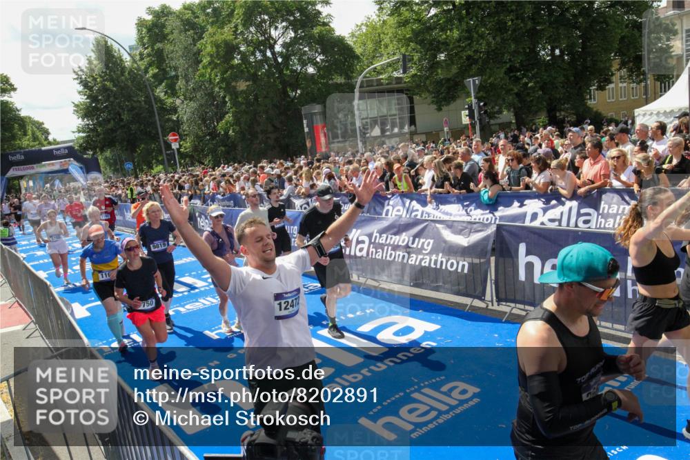 29.06.2025 - hella hamburg halbmarathon Michael Strokosch http://msf.ph/oto/8202891 29.06.2025 11:37:09 Ziel 1159, 1160, 1199, 2496, 3053, 3660, 3895, 5747, 5786, 7528, 7749, 7750, 9063, 9819, 11246, 11988, 12472, 13537, 14470, 15171, 16129, 16690, 18561 meine-sportfotos.de