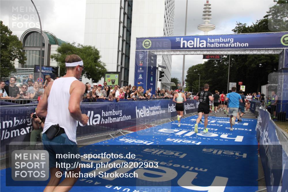 29.06.2025 - hella hamburg halbmarathon Michael Strokosch http://msf.ph/oto/8202903 29.06.2025 10:44:04 Ziel 1558, 4981, 6705, 8063, 8900, 9081, 10596, 11346, 12438, 15383, 16549, 17403, 17516, 17977 meine-sportfotos.de