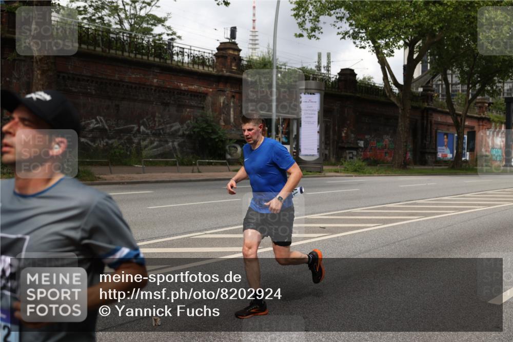 29.06.2025 - hella hamburg halbmarathon Yannick Fuchs http://msf.ph/oto/8202924 29.06.2025 10:44:48 20KM 1461, 1466, 1507, 1750, 1817, 2207, 2880, 3654, 4077, 4346, 4816, 5018, 5115, 6027, 6662, 6712, 6795, 7052, 7134, 7176, 7397, 7583, 7930, 7932, 8117, 8205, 8572, 8704, 8819, 9057, 11214, 11356, 11607, 12016, 12624, 12949, 13008, 13687, 13701, 13875, 14034, 14125, 14257, 14626, 15362, 15395, 15720, 15803, 15950, 16285, 16291, 16716, 17129, 17179, 17221, 17384, 18006, 18066, 18370, 18394, 18489, 18811 meine-sportfotos.de