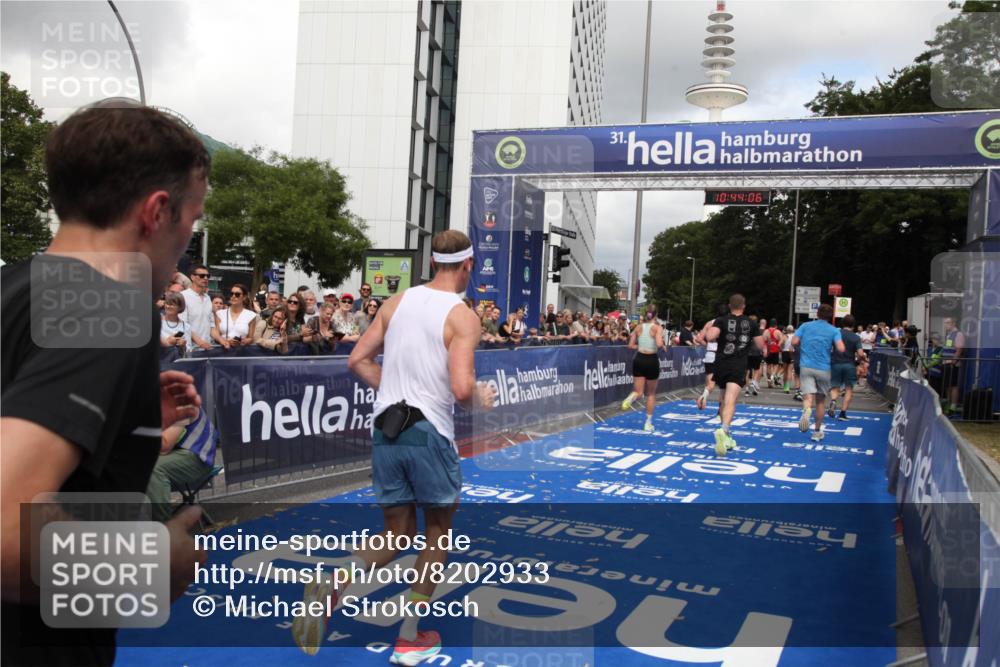 29.06.2025 - hella hamburg halbmarathon Michael Strokosch http://msf.ph/oto/8202933 29.06.2025 10:44:05 Ziel 1558, 2816, 4981, 6705, 8063, 8900, 9081, 10596, 11346, 12438, 13123, 15383, 16697, 17516, 17977, 18004 meine-sportfotos.de
