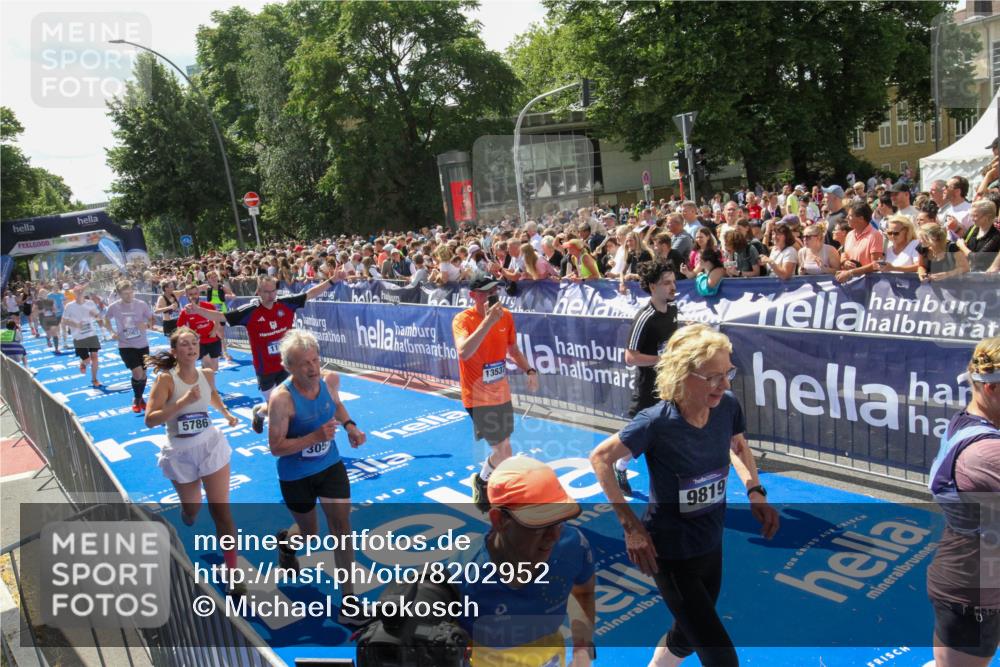 29.06.2025 - hella hamburg halbmarathon Michael Strokosch http://msf.ph/oto/8202952 29.06.2025 11:37:11 Ziel 1159, 1160, 1199, 2496, 3053, 3895, 5747, 5786, 7528, 7750, 9063, 9819, 11246, 13537, 14470, 16690, 17535, 17873, 18428, 18561 meine-sportfotos.de