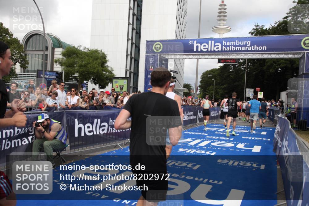 29.06.2025 - hella hamburg halbmarathon Michael Strokosch http://msf.ph/oto/8202972 29.06.2025 10:44:05 Ziel 1558, 2816, 4981, 6705, 8063, 8900, 9081, 10596, 11346, 12438, 13123, 15383, 16697, 17516, 17977, 18004 meine-sportfotos.de