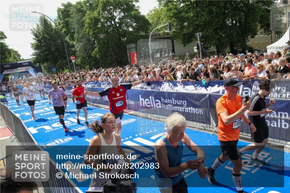 29.06.2025 - hella hamburg halbmarathon Michael Strokosch http://msf.ph/oto/8202983 29.06.2025 11:37:12 Ziel 1159, 1199, 3053, 3895, 5786, 6697, 7528, 9063, 10476, 11246, 13537, 14470, 16690, 17535, 17873, 18428, 18561 meine-sportfotos.de