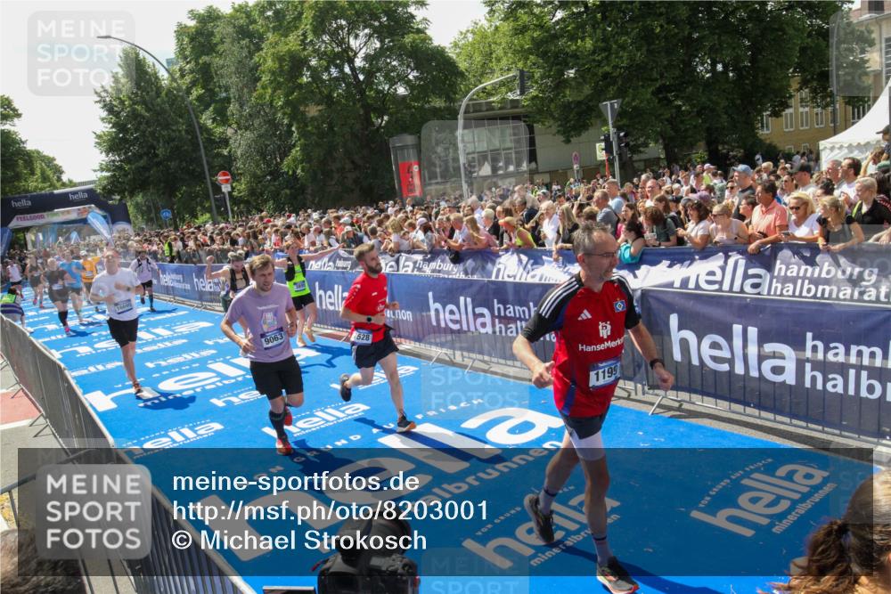 29.06.2025 - hella hamburg halbmarathon Michael Strokosch http://msf.ph/oto/8203001 29.06.2025 11:37:13 Ziel 1199, 3895, 5786, 6697, 7528, 9063, 10476, 11246, 12945, 12946, 13537, 14470, 16690, 17535, 17873, 18428, 18561 meine-sportfotos.de