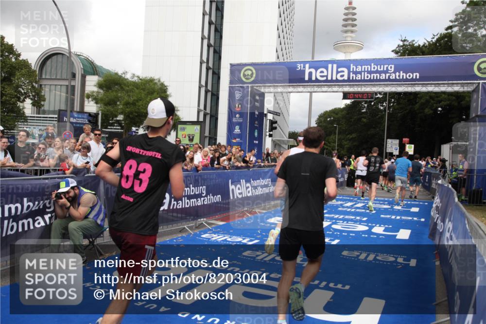 29.06.2025 - hella hamburg halbmarathon Michael Strokosch http://msf.ph/oto/8203004 29.06.2025 10:44:06 Ziel 1391, 1558, 2816, 4981, 6705, 8063, 8900, 9081, 10596, 11346, 13123, 15383, 16506, 16697, 17516, 17977, 18004 meine-sportfotos.de
