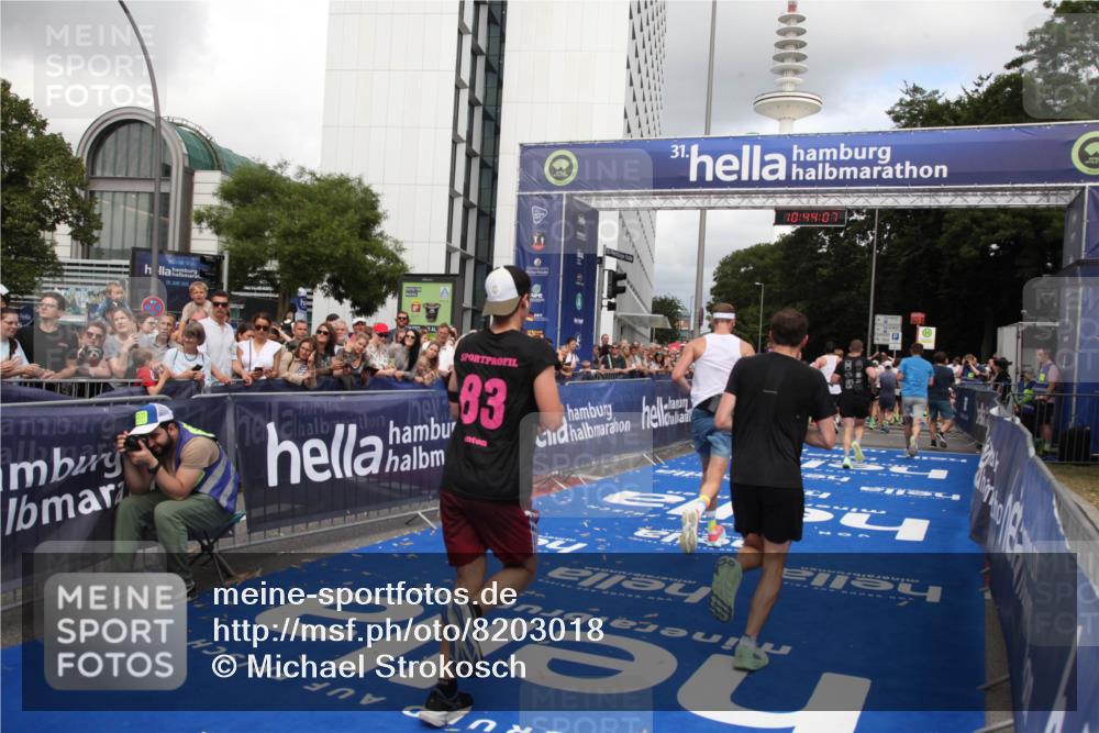 29.06.2025 - hella hamburg halbmarathon Michael Strokosch http://msf.ph/oto/8203018 29.06.2025 10:44:06 Ziel 1391, 1558, 2816, 4981, 6705, 8063, 8900, 9081, 10596, 11346, 13123, 15383, 16506, 16697, 17516, 17977, 18004 meine-sportfotos.de